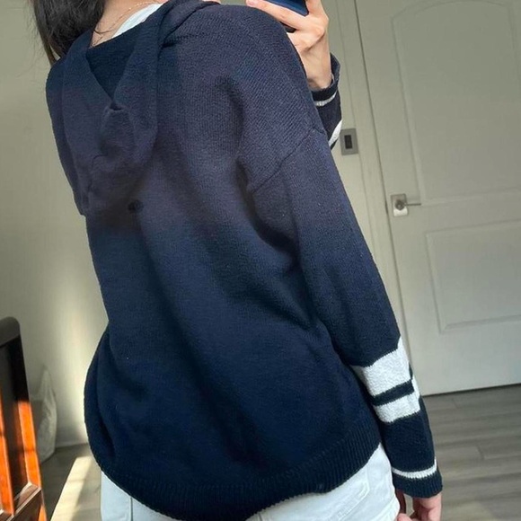 Hooded Sweater - Picture 5 of 7